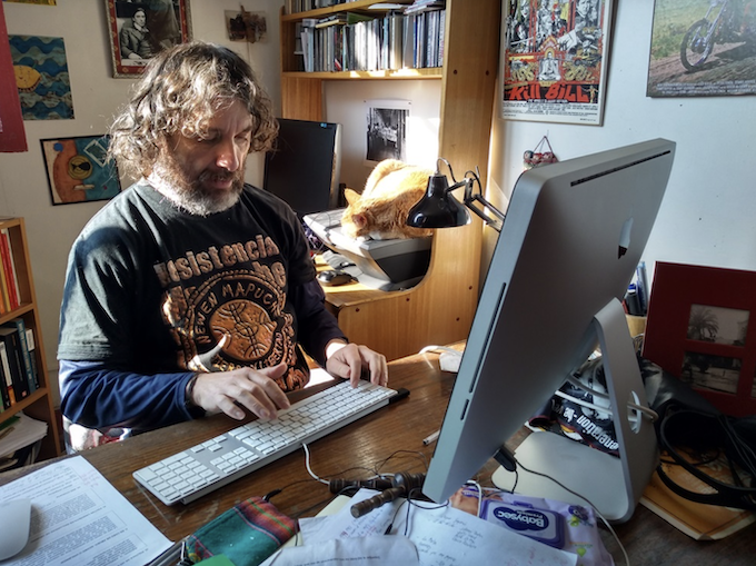 Profesor César Albornoz aborda su libro “Prehistoria del rock chileno” en conversación con Rockaxis y Sonar FM
