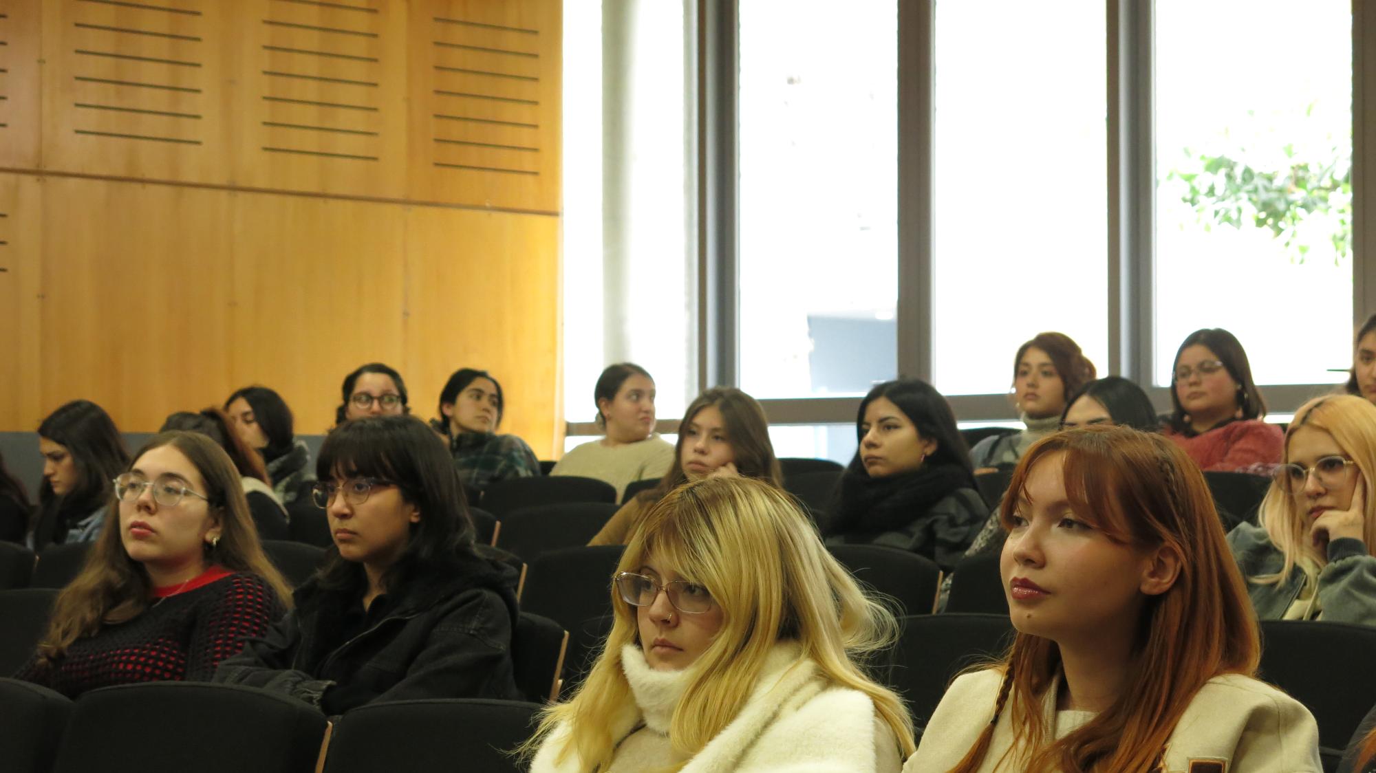 Conversatorio sobre Experiencias Feministas en la Academia Reúne a Destacadas Profesoras y Estudiantes de Historia UC